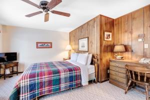 イーグル・リバーにあるCleerwood Village #264のベッドと天井扇風機のある寝室