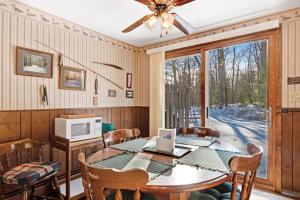 イーグル・リバーにあるCleerwood Village #264のダイニングルーム(テーブル、電子レンジ付)