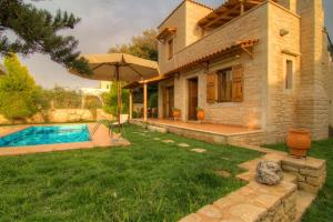 una casa con piscina en un patio en Villa Phaedra, en Prinés