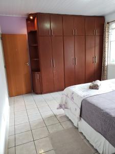um quarto com uma cama e armários de madeira em Hostel Equilíbrio em Florianópolis