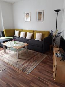 a living room with a couch and a coffee table at Ferienwohnung Obhausen bei Querfurt in Obhausen