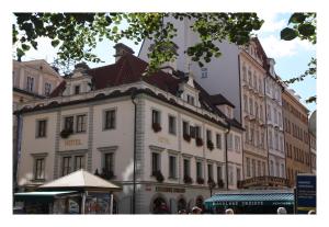 um grande edifício branco numa rua da cidade em Prague Golden Age em Praga