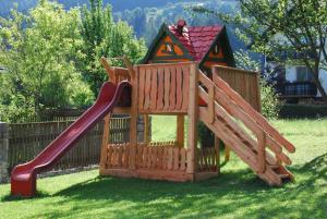 un parque infantil con tobogán y una casa pequeña en Farm Stay Rotovnik - Plesnik, en Slovenj Gradec