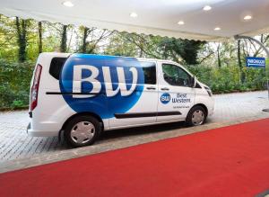 una furgoneta azul y blanca estacionada en una alfombra roja en Best Western Air Hotel Linate en Segrate