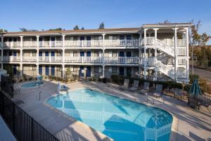 Piscina a SureStay Hotel by Best Western Fairfield Napa Valley o a prop
