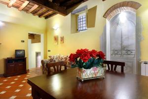 フィレンツェにあるアレリのリビングルーム(テーブルに赤いバラの花瓶付)