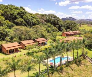 uma vista aérea de um resort com uma piscina e árvores em Pousada Caruaru em Socorro