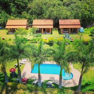 una vista aerea di un resort con piscina e palme di Pousada Caruaru a Socorro