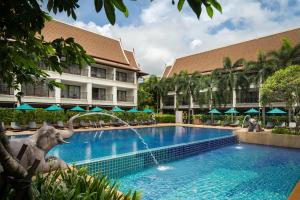Bazén v ubytování Deevana Patong Resort & Spa nebo v jeho okolí