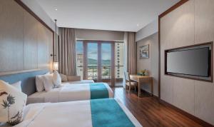 Кровать или кровати в номере Sanya Dadonghai Seaview Hotel