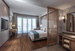 Кровать или кровати в номере Sanya Dadonghai Seaview Hotel