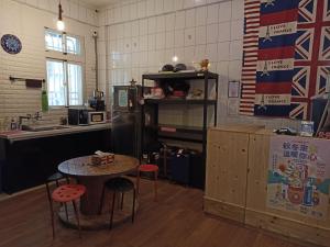 cocina con encimera, mesa, mesa y sillas en Backpack Home 497-No.2 en Jincheng