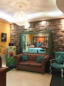 een woonkamer met een bank en een spiegel bij ArtPlaza in Quito