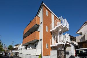 un edificio con balconi sul lato di Credo Maison Kamakura102 a Kamakura