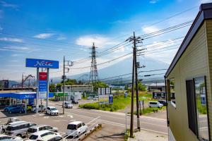 eine Tankstelle mit Autos auf einem Parkplatz in der Unterkunft beautiful Mt.Fuji B in Fujikawaguchiko