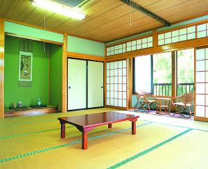 una habitación con una mesa en el medio. en Shukubo Daishinbo, en Tsuruoka