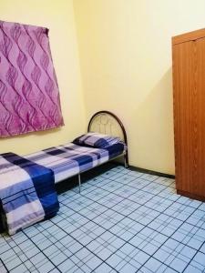 a room with two twin beds in a room at Homestay Bandar Pekan - musleem preferred in Pekan