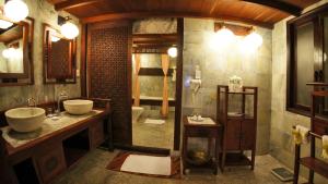 Ein Badezimmer in der Unterkunft Vinh Hung Heritage Hotel
