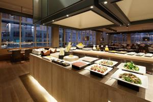 uma linha de buffet com muitos pratos de comida em Shilla Stay Dongtan em Hwaseong