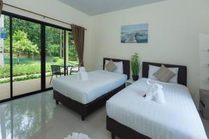 Кровать или кровати в номере Garden Villa Khaolak