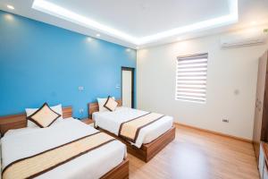 Giường trong phòng chung tại Sky hotel 390 QUang Trung Thành phố Uông Bí tỉnh Quảng Ninh