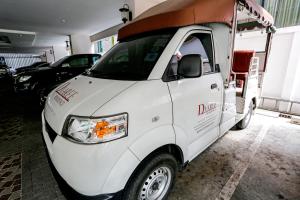 un piccolo golf cart bianco parcheggiato in un garage di D Varee Montara Thonglor 25 a Bangkok