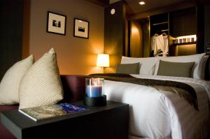 
a hotel room with a bed and a lamp at AYA Boutique Hotel Pattaya - SHA Plus in Pattaya
