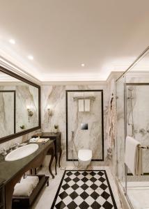 La salle de bains est pourvue d'un lavabo, de toilettes et d'une douche. dans l'établissement Aurika, Udaipur - Luxury by Lemon Tree Hotels, à Udaipur