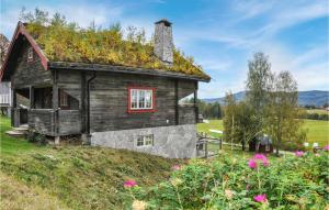 ein altes Haus auf einem Hügel mit Blumen in der Unterkunft Beautiful Home In Lysvik With Sauna in Lysvik