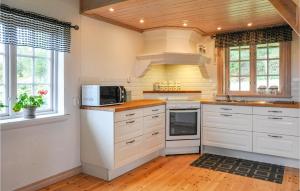 Кухня или мини-кухня в Beautiful Home In Lysvik With Sauna
