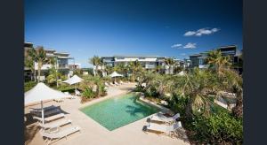 - une vue aérienne sur un complexe avec une piscine et des chaises dans l'établissement Magenta Shores 3 Bedroom Villa, à Magenta