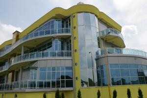 un edificio de oficinas con un amarillo en Hotel Fortuna, en Banja Luka