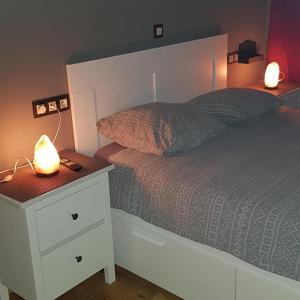 - une chambre avec un lit et deux lampes sur une table de chevet dans l'établissement Location court terme, à Namur