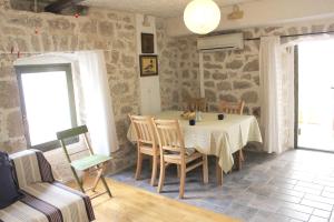 Posezení v ubytování Comfortable apartment in Betina, 52 m², air-conditioned + 26 fotografií