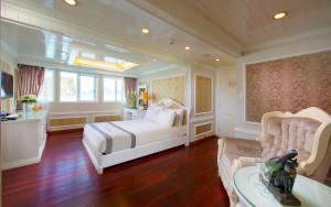 Postel nebo postele na pokoji v ubytování Signature Halong Cruise