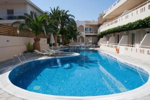 The swimming pool at or close to Axos