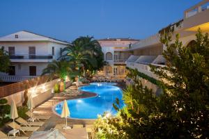 The swimming pool at or close to Axos