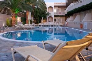 The swimming pool at or close to Axos