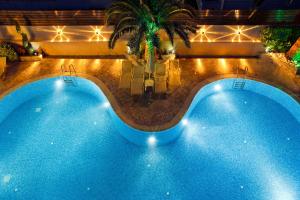 The swimming pool at or close to Axos