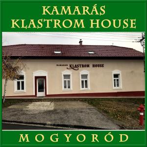 una señal para una casa kaminas katzron en Kamarás Klastrom House, en Mogyoród