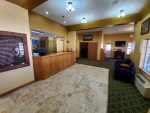 a lobby of a hospital with a waiting area and a waiting room at Roosevelt Inn Mount Rushmore in Keystone