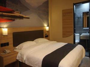 Un pat sau paturi într-o cameră la Thank Inn Plus Hotel Anhui Chizhou Jiuhuashan Scenic Area Yonghua Road