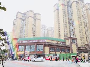 成都市にあるThank Inn Plus Hotel Sichuan Chengdu Jianyang Dongcheng Huafuの高層建築の都市建築