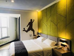 سرير أو أسرّة في غرفة في Thank Inn Plus Hotel Hebei Cangzhou Qing County Xinhua East Road