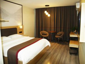 Un pat sau paturi într-o cameră la Thank Inn Plus Hotel Ningxia Yinchuan Helan County Ruitai Yindu Blue Bay