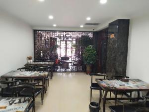 Un restaurant sau alt loc unde se poate mânca la Thank Inn Plus Hotel Ningxia Yinchuan Helan County Ruitai Yindu Blue Bay