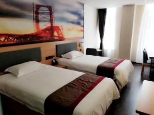 Postel nebo postele na pokoji v ubytování Thank Inn Plus Hotel Jiangsu Nanjing Jiangning University Town