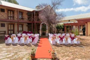 un set para una boda delante de un edificio en Settlers House York, en York