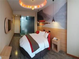 A bed or beds in a room at Thank Inn Plus Hotel Hebei Shijiazhuang Wuji County Bus Station