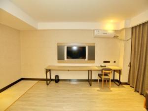 Un televizor și/sau centru de divertisment la Thank Inn Plus Hotel Guangxi Baise Tianyang County